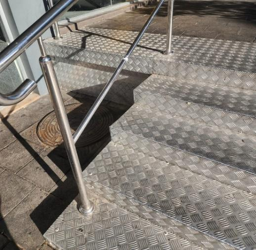 תצלום להמחשה – פח מרוג במדרגות חוץ